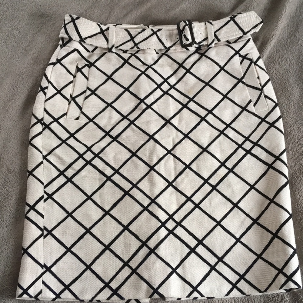 Cream/off-white patterned pencil skirt with belt